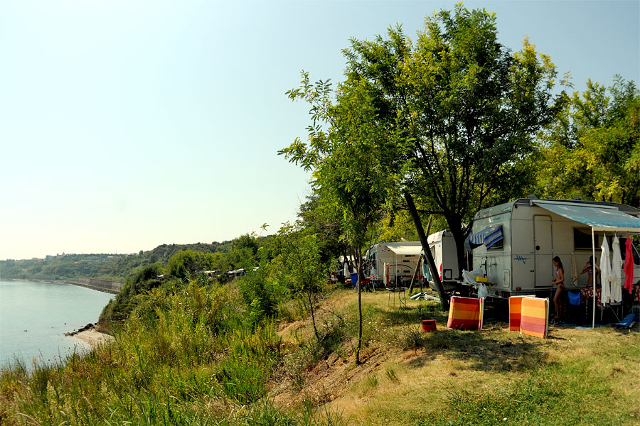 Camper parcheggiati sulla terrazza erbosa a picco sul mare